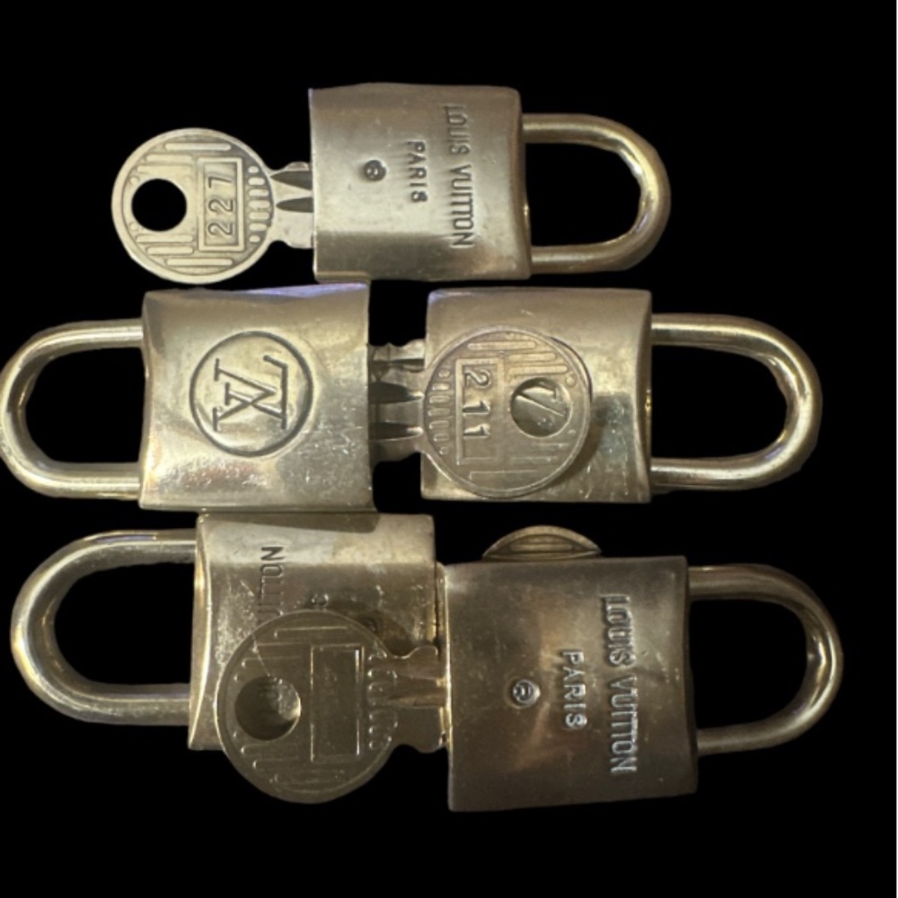 ✨Authentic Louis Vuitton Padlock & Key Necklace on 23” Chain - Picture 8 of 8